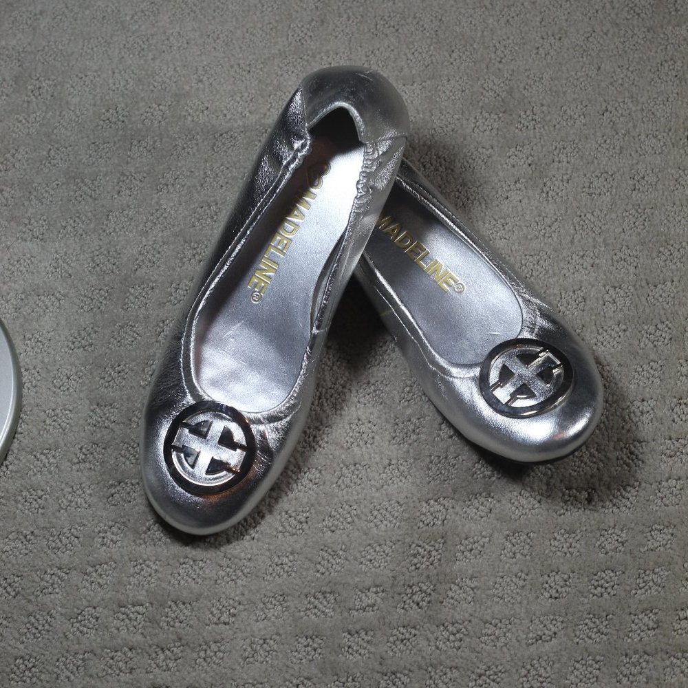 Madeline Size 7.5M Silver Round-toe Ballet-style Slipper Flats